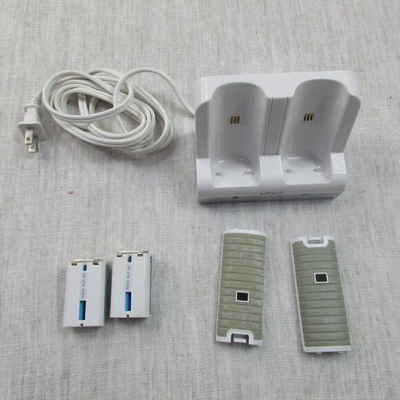 Nyko Nintendo Wii Controllers Video Game Rechargeable Batteries & Docks Station - Picture 3 of 6